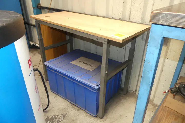Werktisch, ohne Inhalt Maße in cm ca. 120 x 50